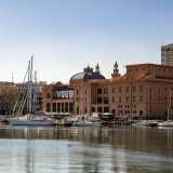 ...allungando lo sguardo, ammiriamo alla nostra destra i tanti luccicanti scafi del Circolo della Vela, con il magnifico sfondo �mattone� del teatro Margherita